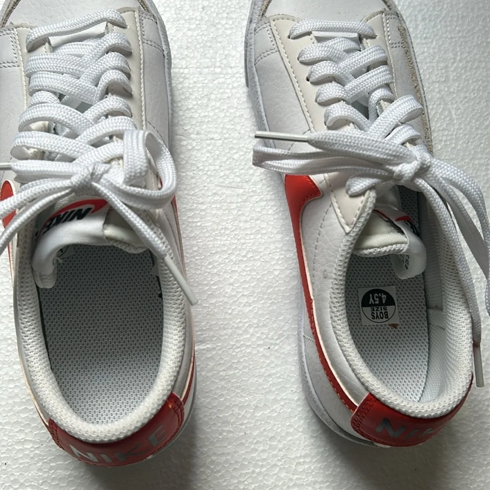 NWOT! Nike kids 2021 Blazer Low '77 (GS) lace up sneakers boys size 4.5Y white